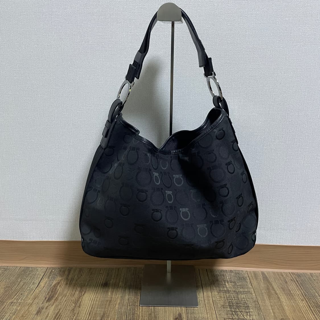 살바토레 페라가모 간니치 로고 호보백 상품이미지1