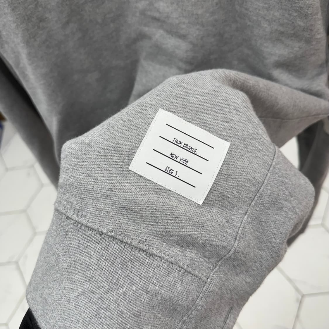 [5] 톰브라운 사선완장 맨투맨 그레이 상품이미지3