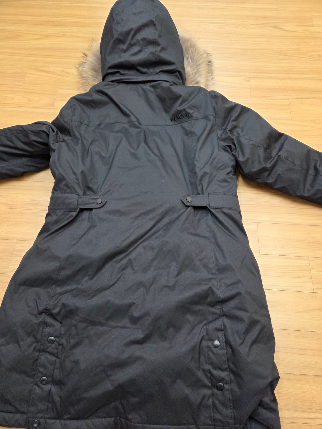 블랙야크 110 사이즈 롱패딩입니다. 블랙 색상이라 어느 옷에나 잘 어울 상품이미지2