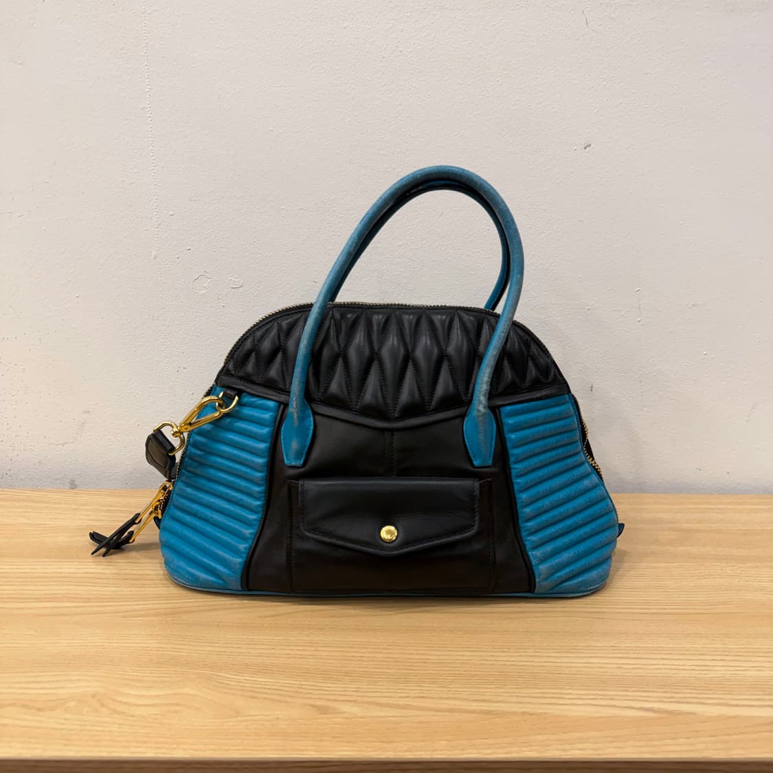 미우미우 투톤 레더 토트백 골드 로고 배색 지퍼 디테일 블랙 블루 상품이미지2