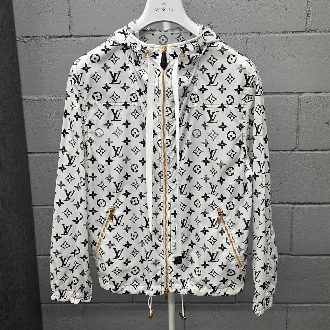 백화점판 / 루이비통 LV 모노그램 나일론 금장 바람막이 36 상품이미지2