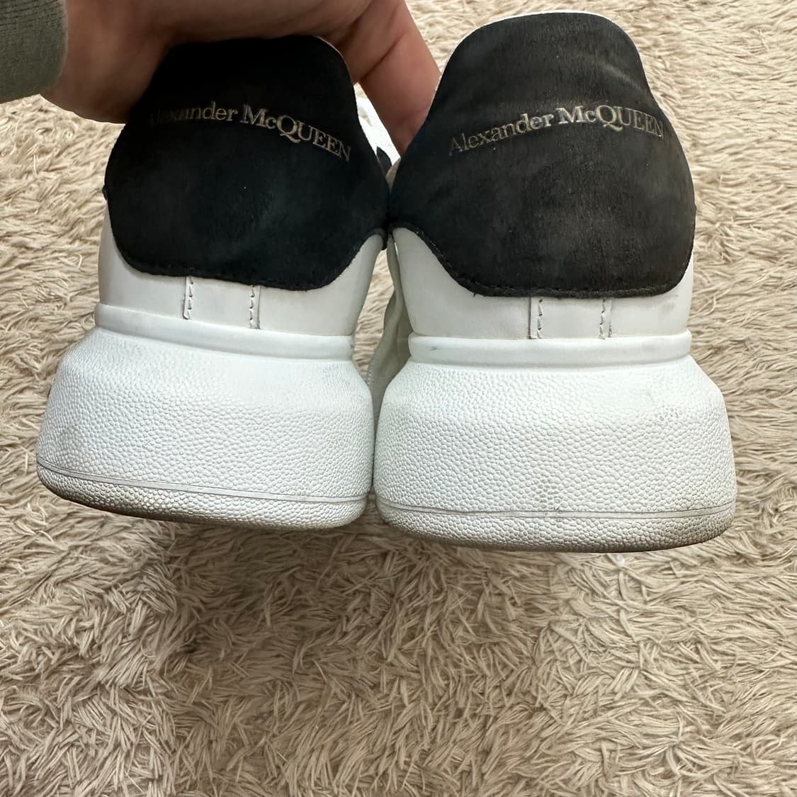 알렉산더맥퀸 오버솔 스웨이드 스니커즈 상품이미지5