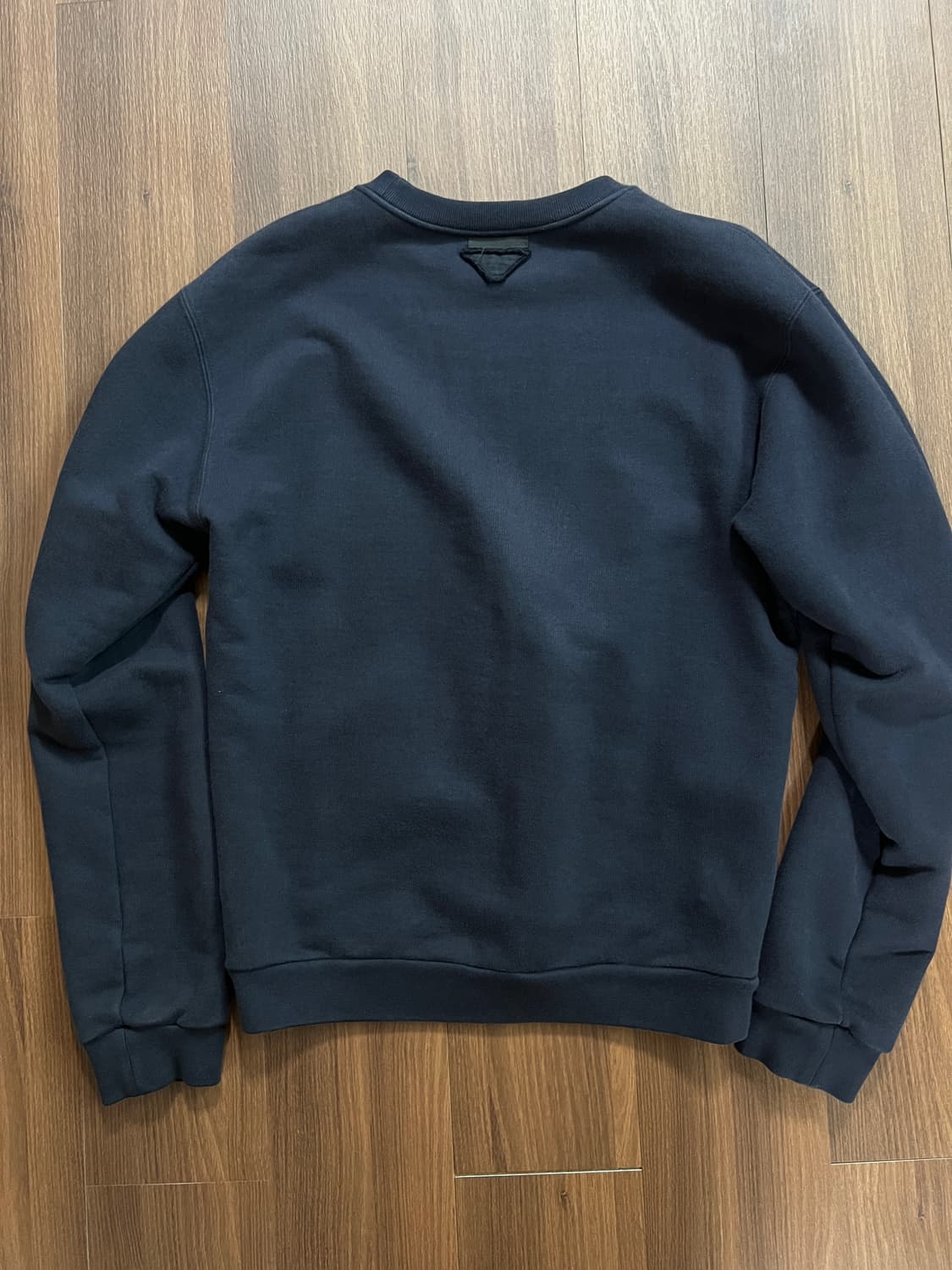 프라다 삼각로고 맨투맨 상품이미지1