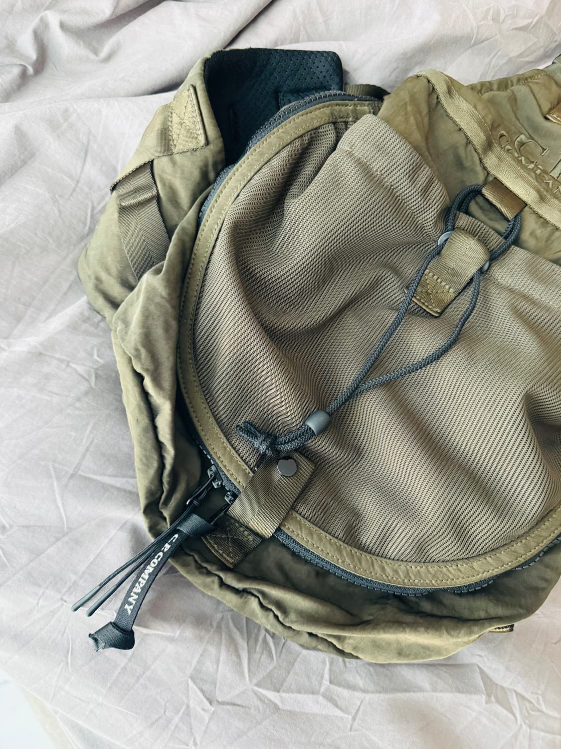 CP컴퍼니 나일론 B 크로스바디 백 아이비 그린 상품이미지3