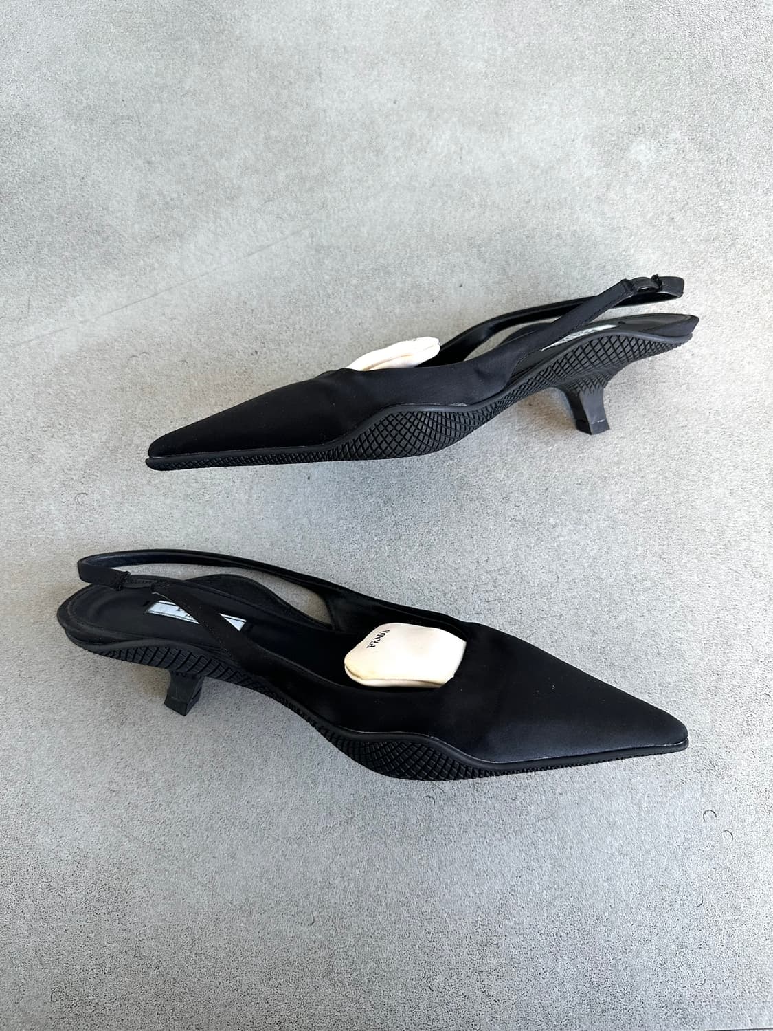 프라다 브러시드 나일론 블랙 나이프힐 슬링백 상품이미지4