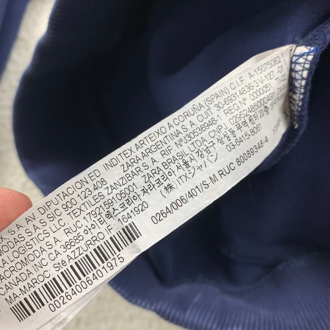 아더에러 x 자라 니트카라 절개패턴 맨투맨 네이비 상품이미지8