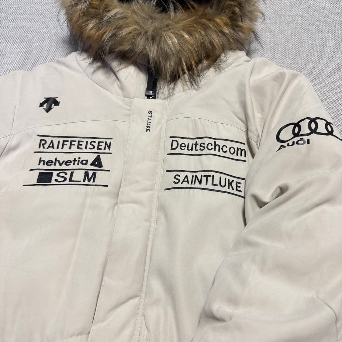 데상트 아우디 아이보리 패딩 상품이미지2