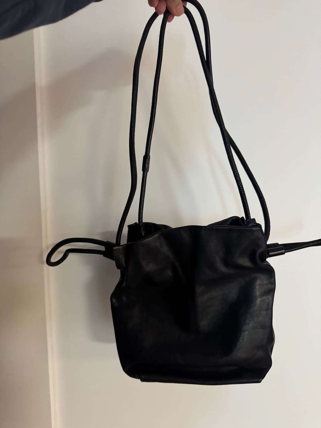 코스 cos 블랙 소가죽 숄더백 상품이미지1