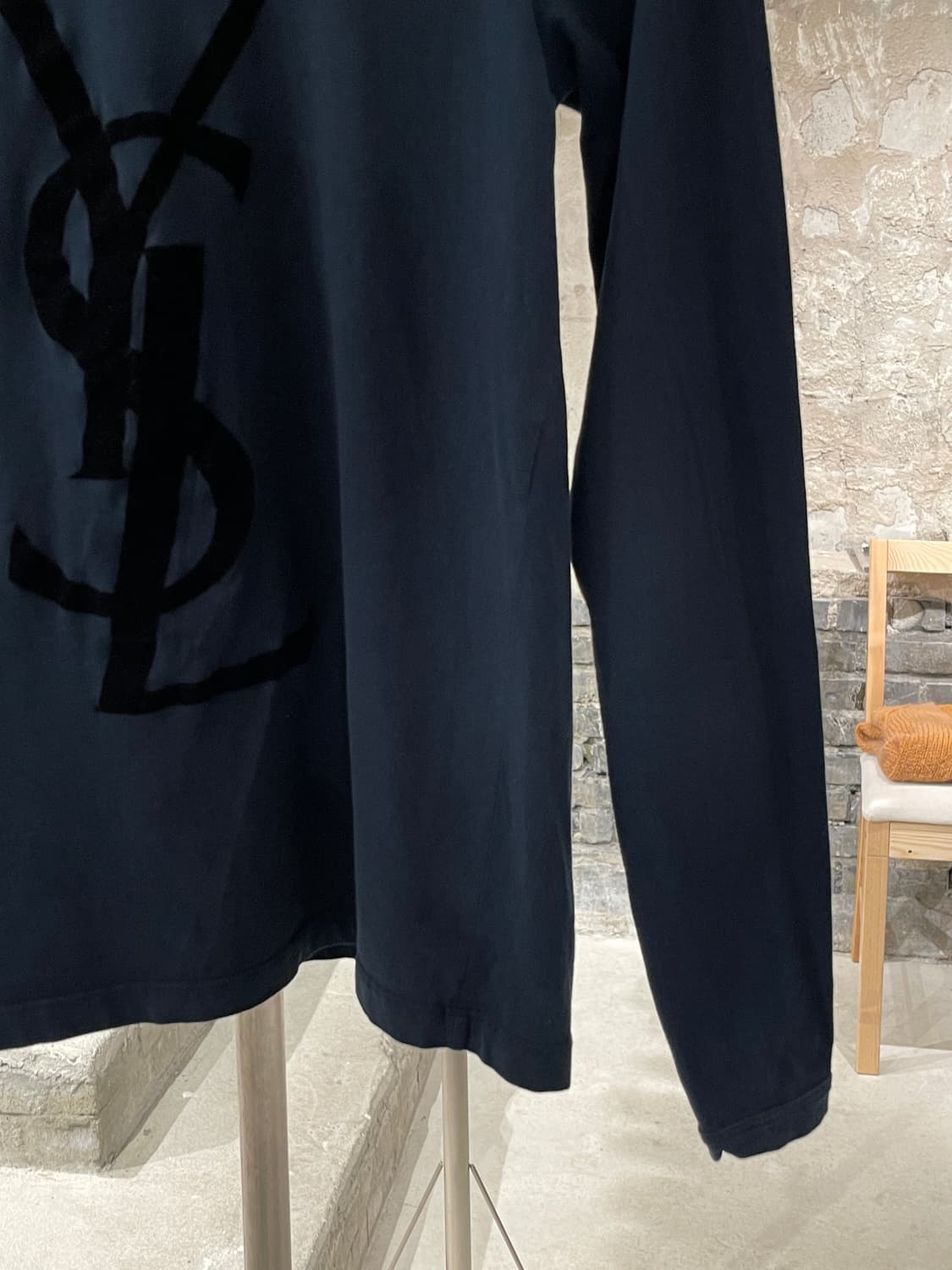 이브 생로랑 리브 고쉬 딥 네이비 벨벳 로고 롱 슬리브 상품이미지5