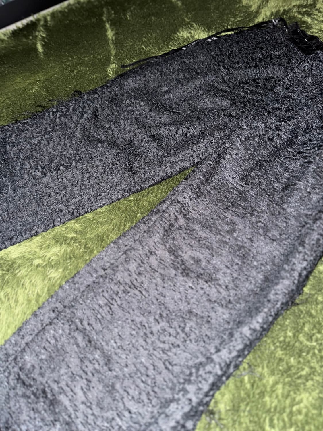 [S] 언어펙티드 22FW 릴렉스 핏 로우 컷 엣지 자카드 팬츠 블랙 상품이미지5