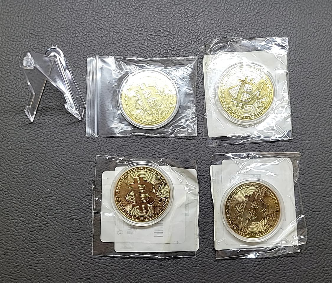 비트코인 주화 4개 + 아크릴 받침 1개 상품이미지1