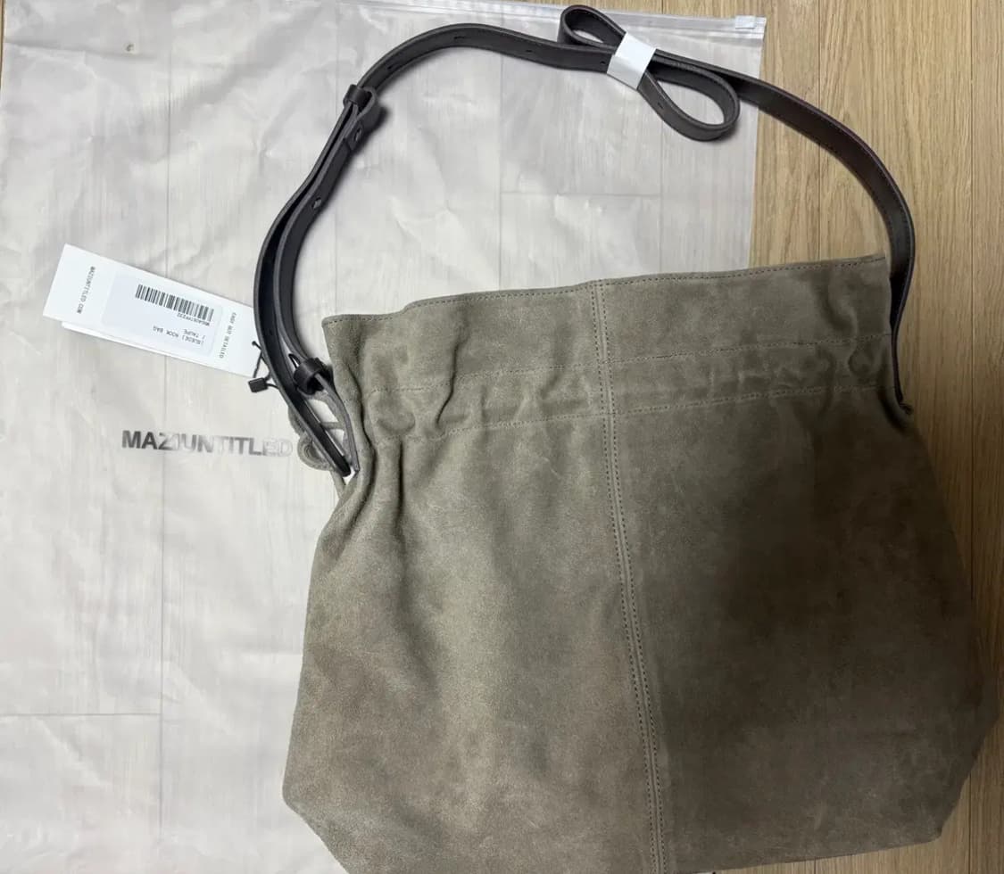 (새상품)마지언타이틀 스웨이드 눅 백 타우페 팝니다 상품이미지2