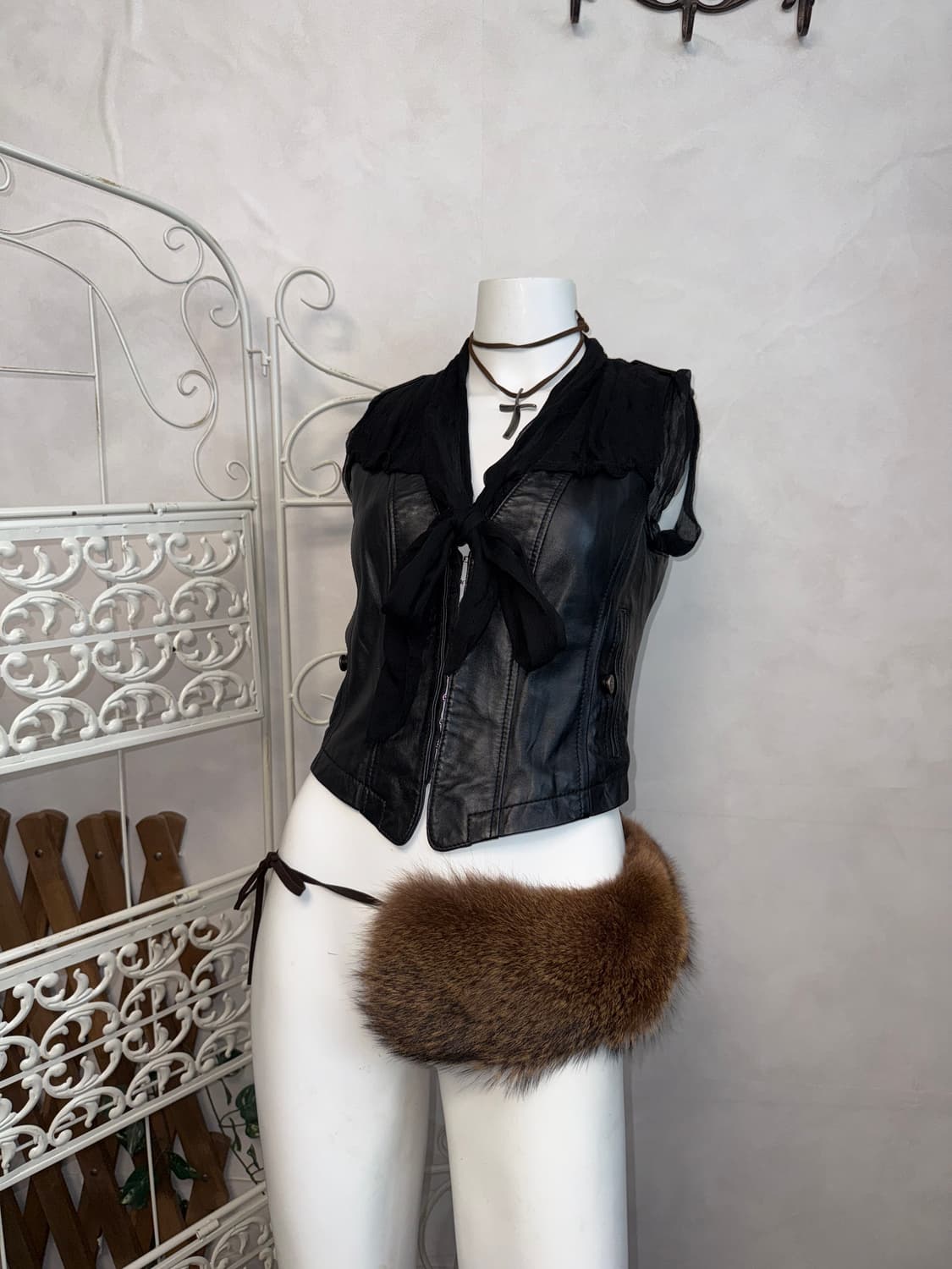 Black lamb skin back eyelet corset vest 상품이미지4