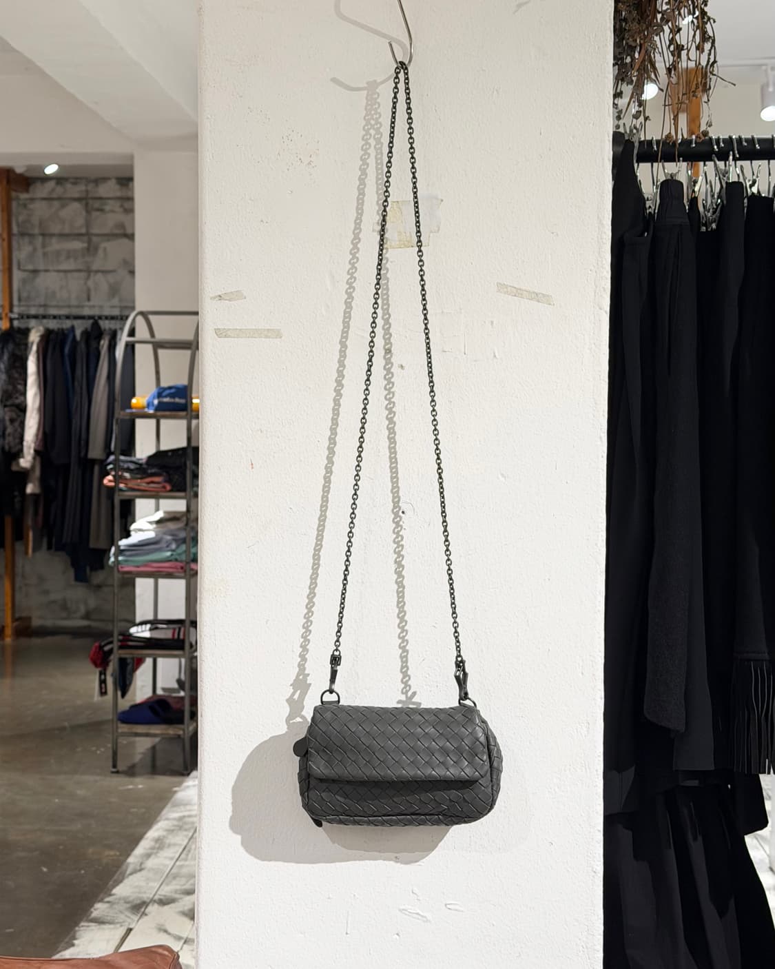 보테가 베네타 차콜 인트레치아토 나파 미니 체인 크로스백 상품이미지2