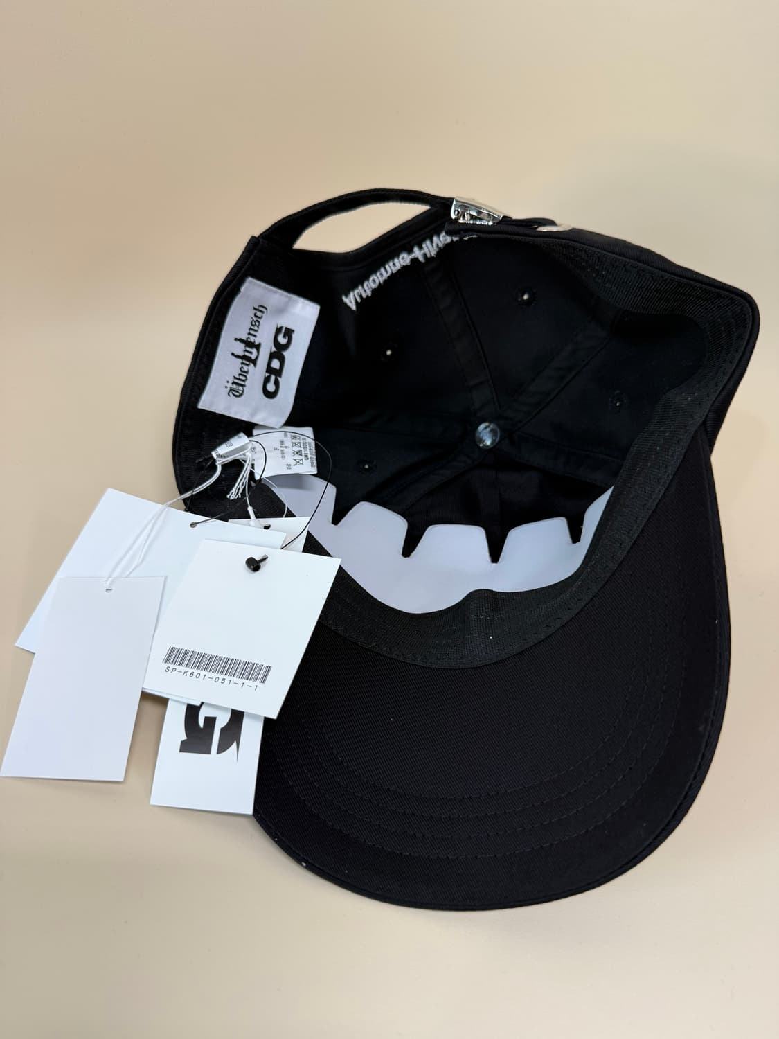 지드래곤 x CDG 위버멘쉬 CDGDC 로고 캡 블랙 상품이미지4