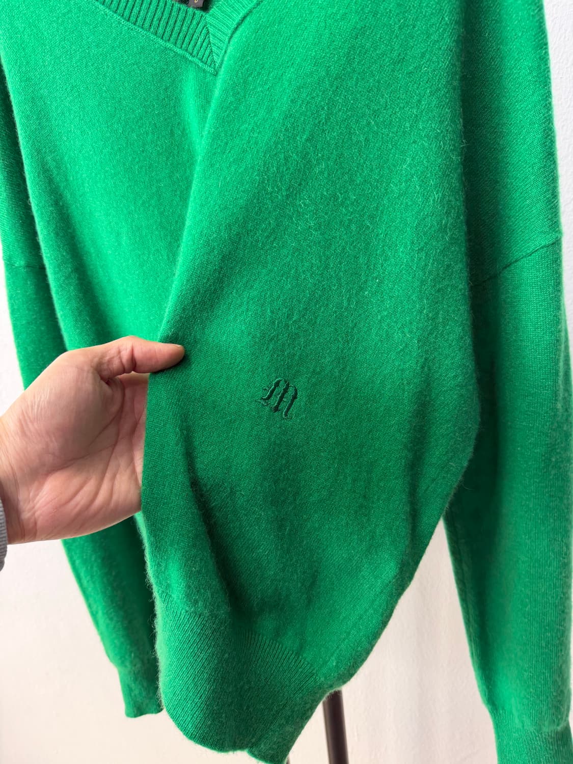 정품) 마쥬 루즈핏 자수로고 캐시미어100 니트 0 상품이미지3