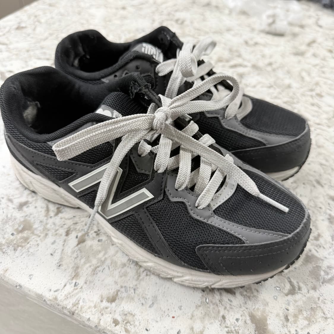뉴발란스 블랙 운동화 240 상품이미지1