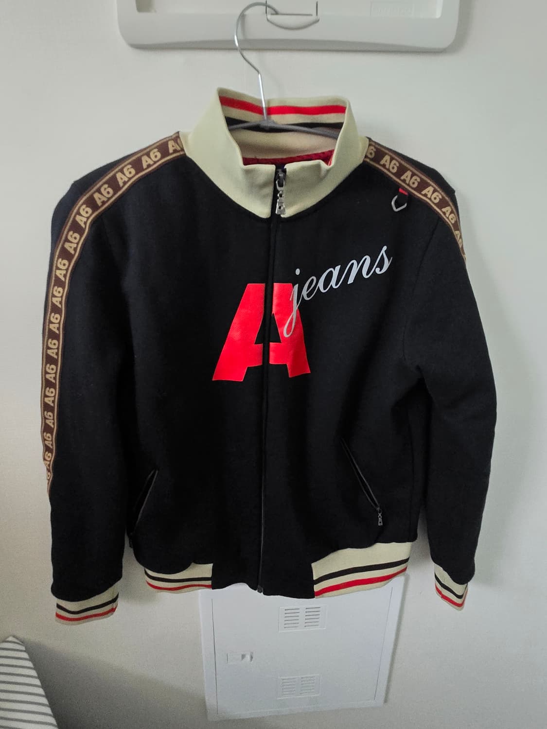 A6 로고 배색 집업 상품이미지1