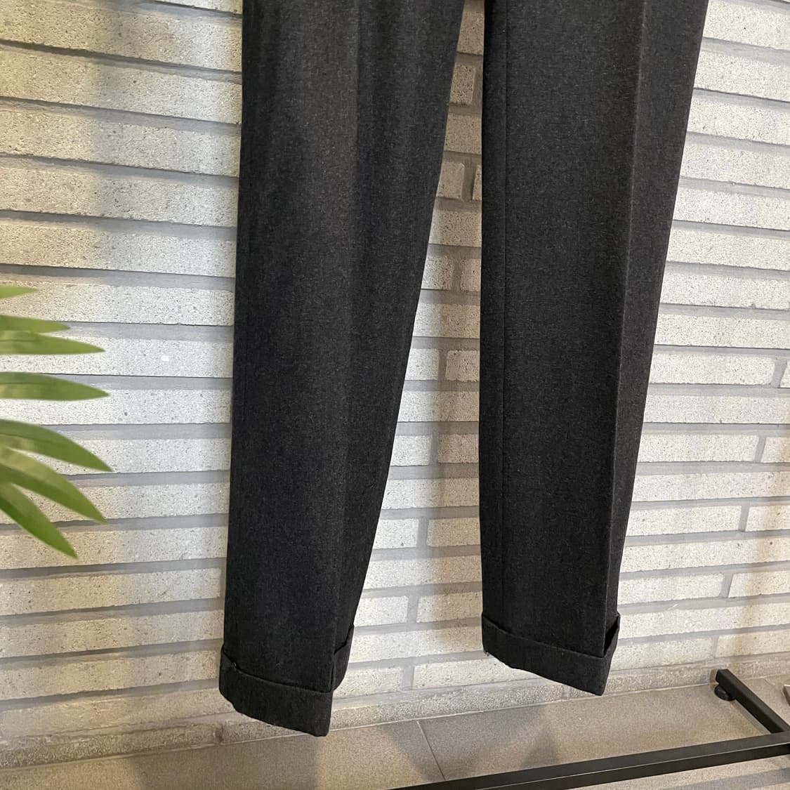 BALENCIAGA 발렌시아가 울 슬랙스 핀턱 롤업 디테일 차콜 상품이미지5