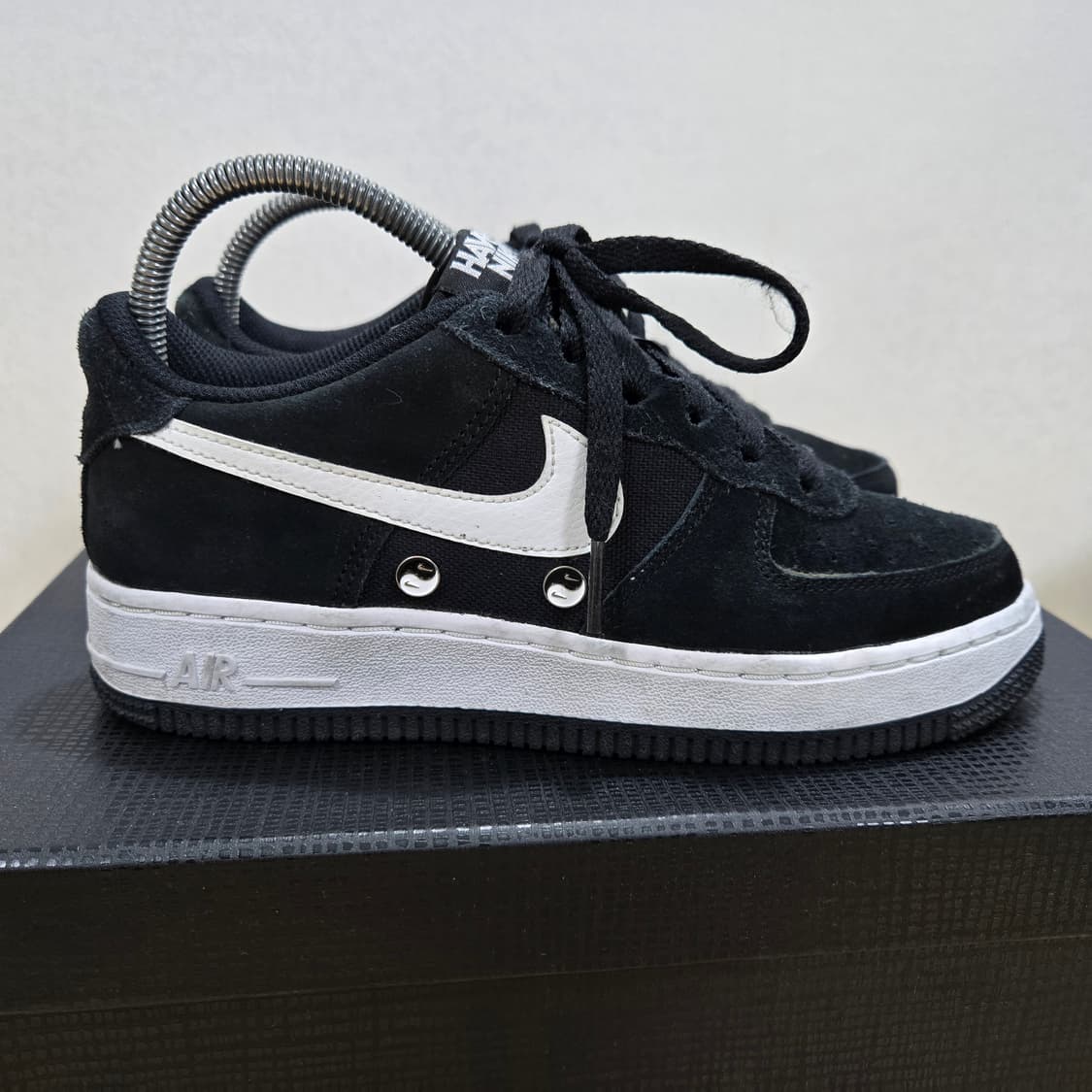 235 나이키 에어포스1 로우 검흰 스웨이드 상품이미지7