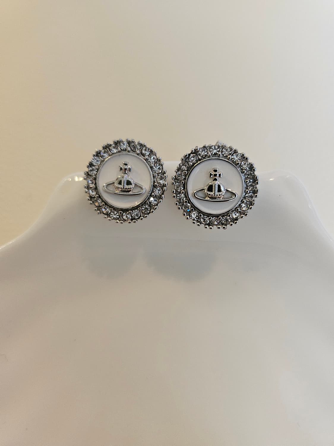 비비안웨스트우드 업사이클링 화이트 단추 귀걸이 상품이미지1