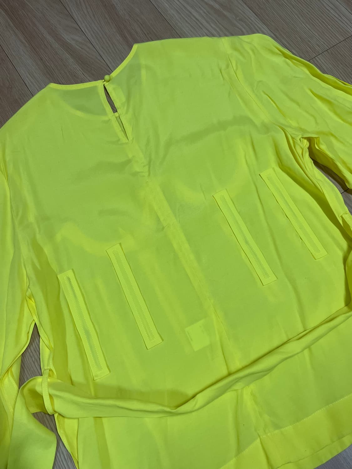 푸시버튼 와이어디테일 레이온 블라우스 상품이미지4