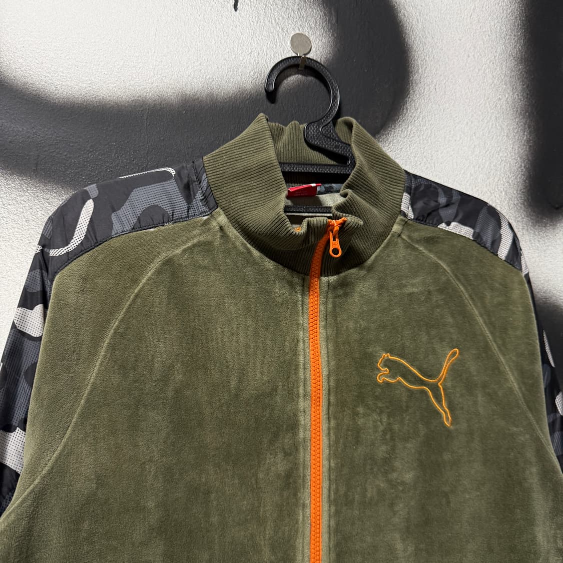 푸마 딥 카키 사이드 라인 카모 디테일 벨벳 집업 저지 자켓 상품이미지3