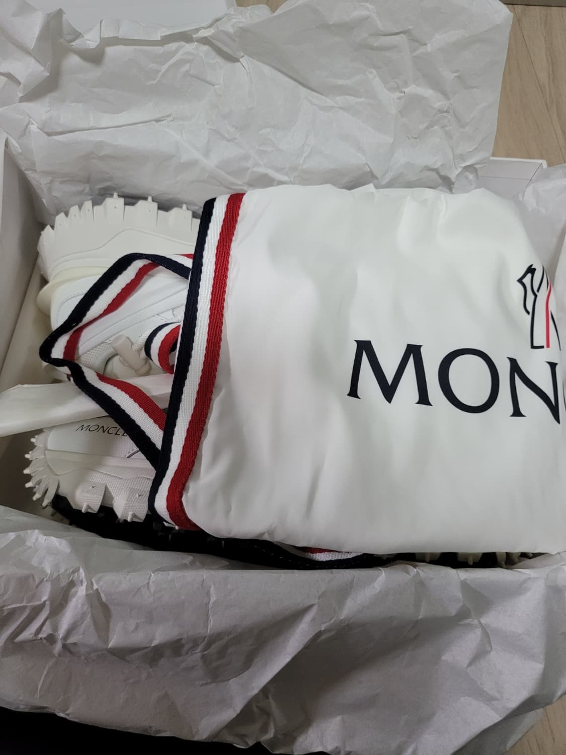 도시의 일상부터 설산의 정점까지, 몽클레르 트레일그립 GTX 화이트 상품이미지6