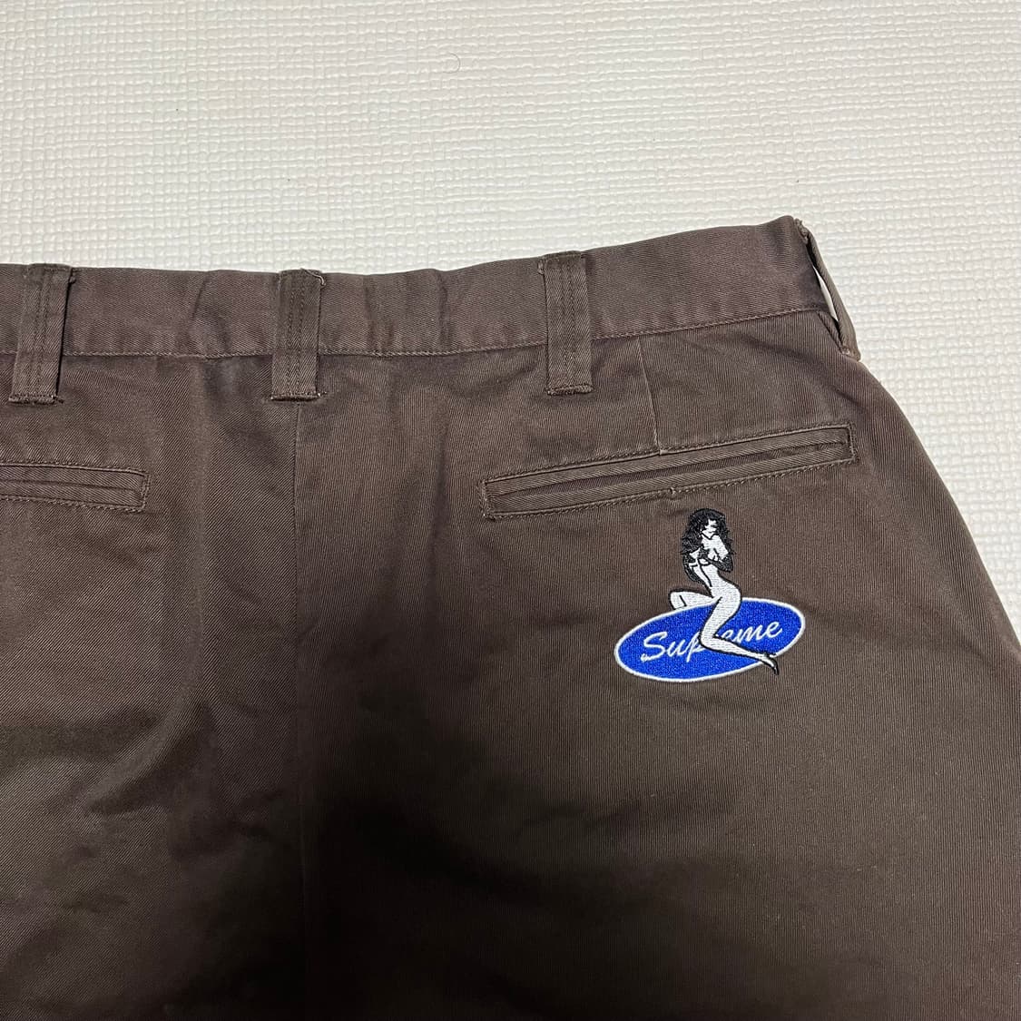 슈프림 핀업걸 치노 팬츠 브라운 상품이미지1