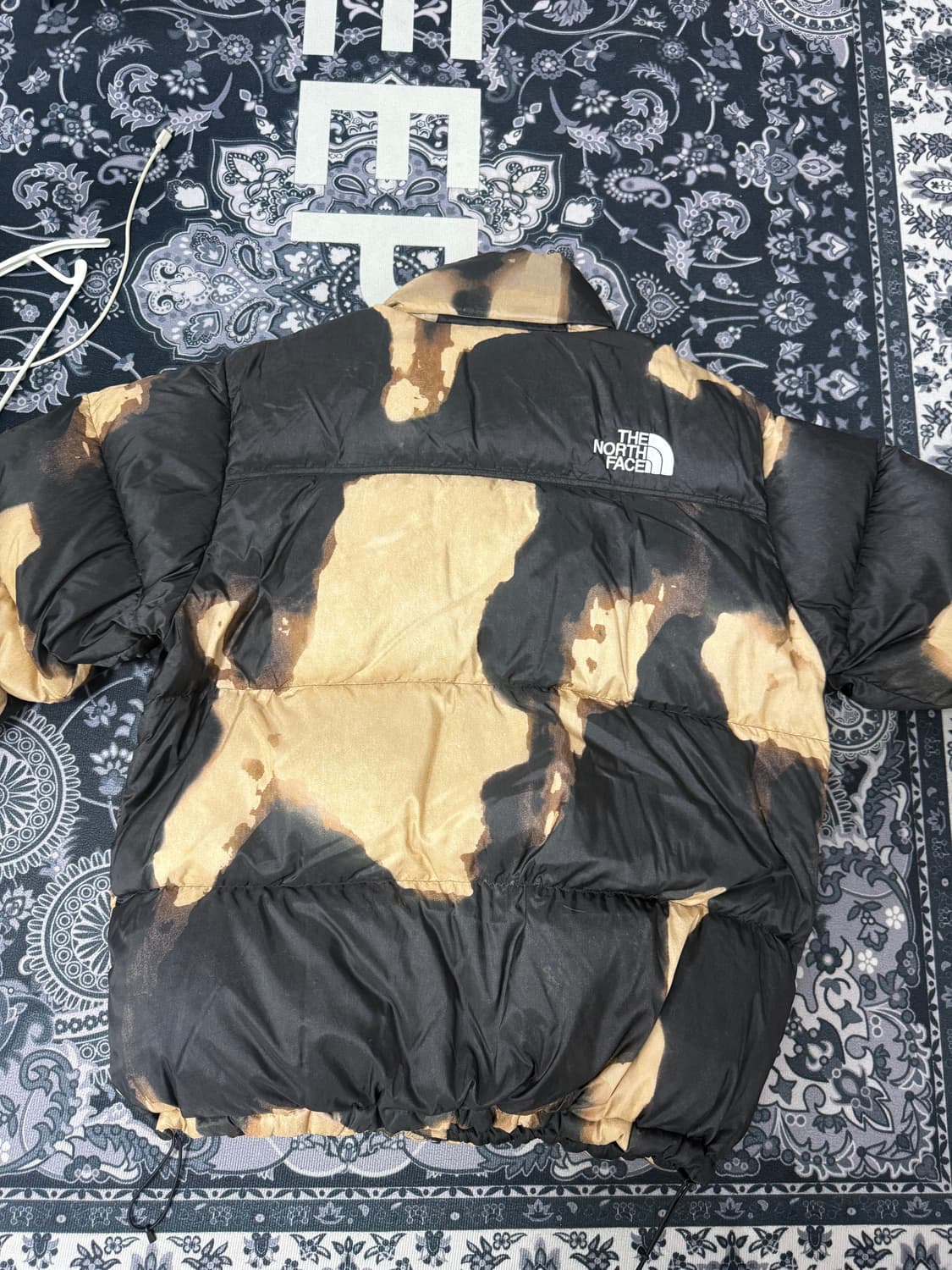 슈프림 x 노스페이스 블리치드 데님 프린트 눕시 자켓 블랙 - 21FW 상품이미지3