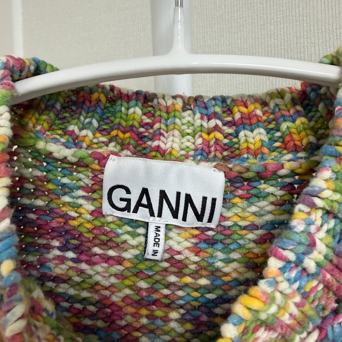 가니 GANNI 베스트 니트 조끼 제니 착용 상품이미지4