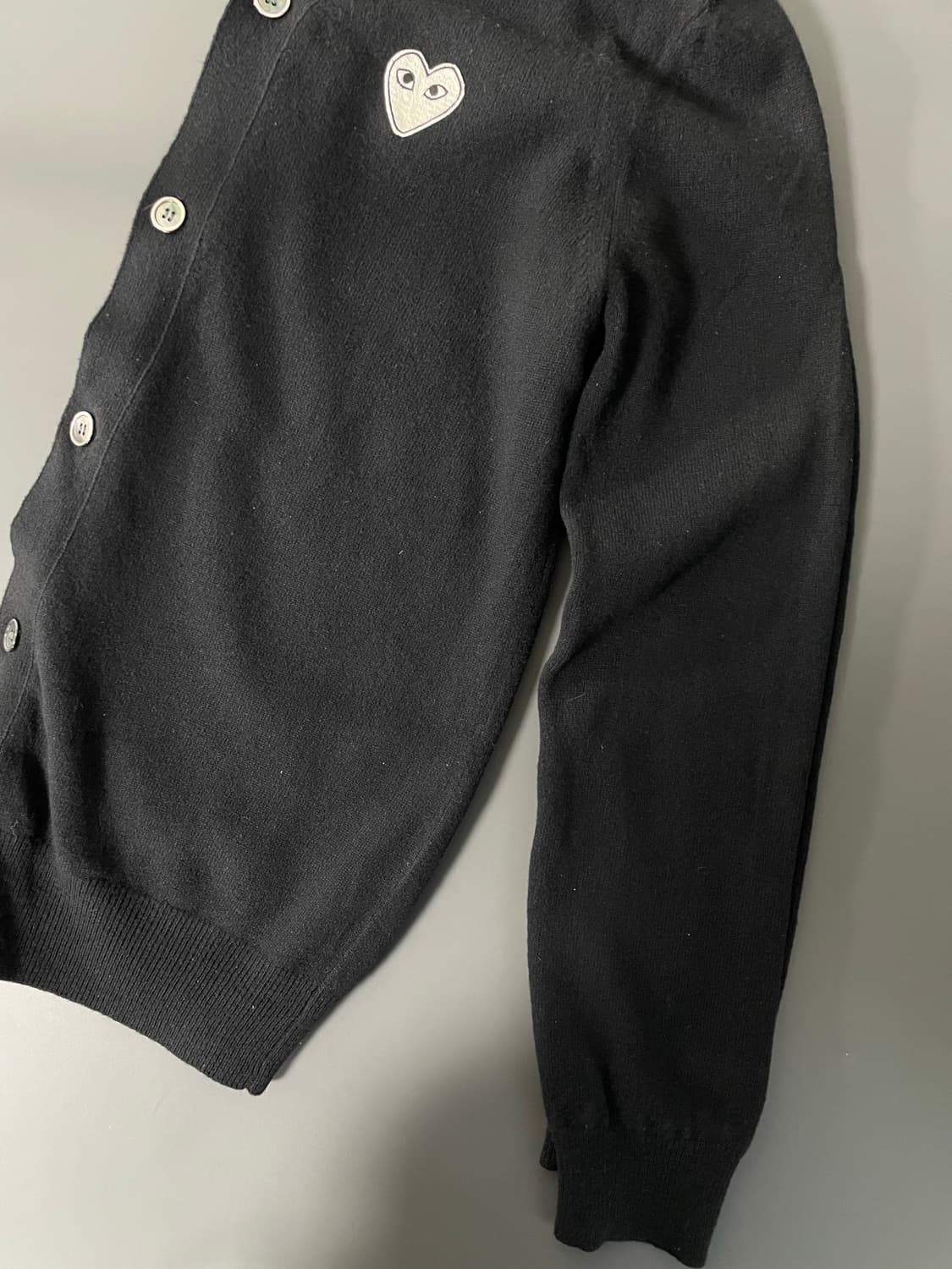 [L] 꼼데가르송 화이트 와펜 자수로고 울 가디건 상품이미지7