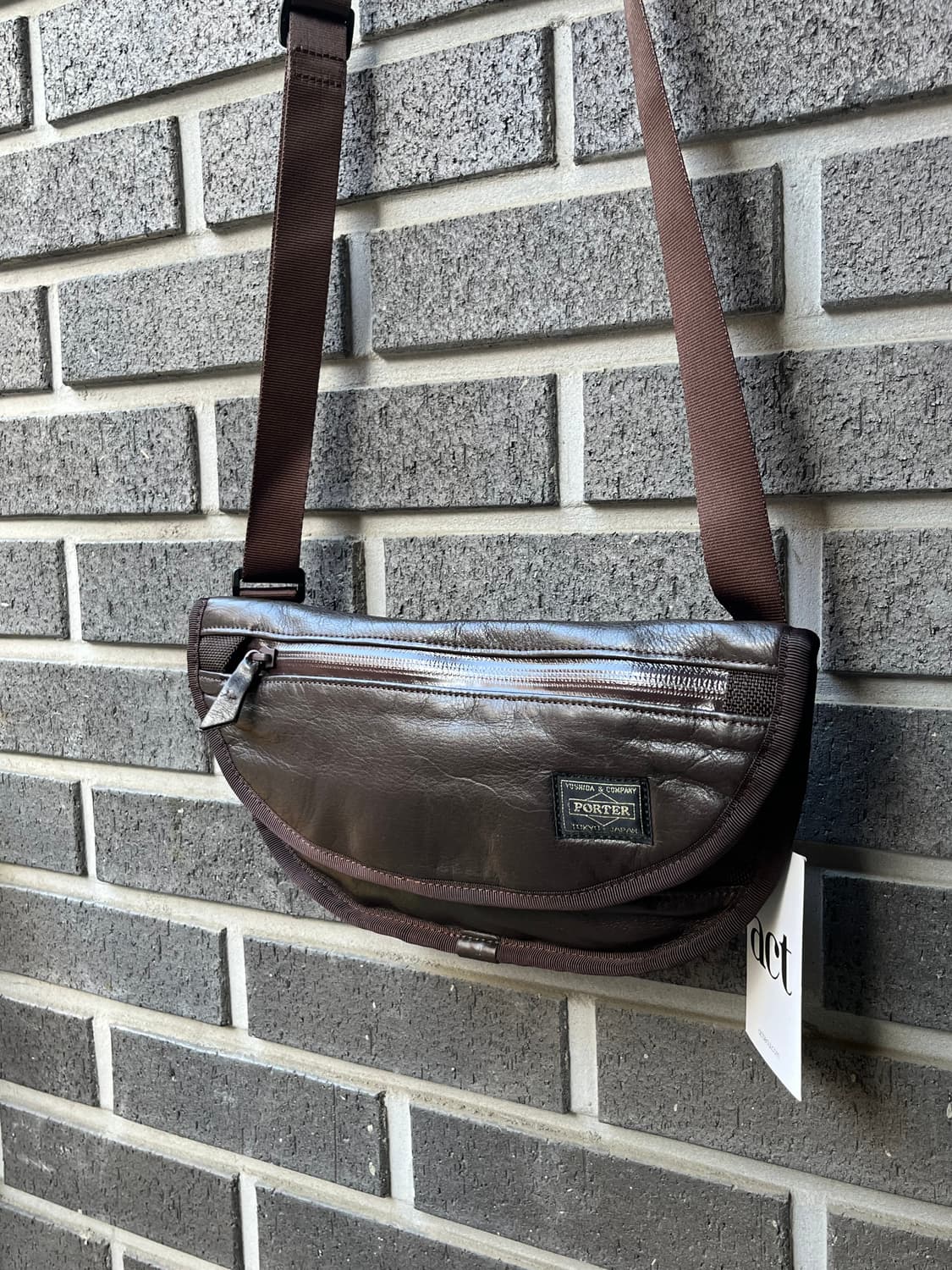 포터 가죽 크로스백 다크브라운 상품이미지1