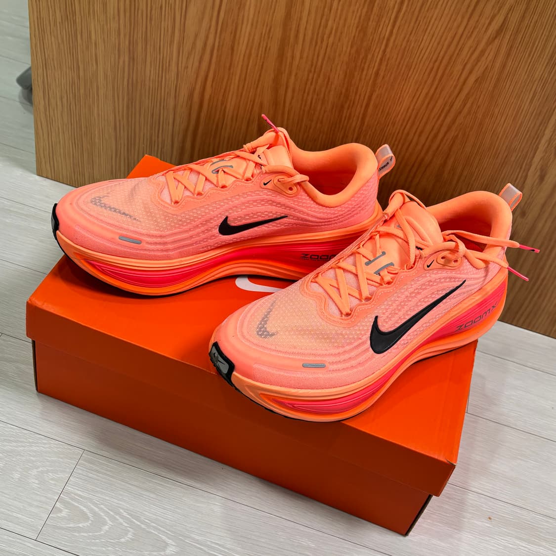 (280) 나이키 보메로 플러스 오렌지 펄스 핫 라바 상품이미지1