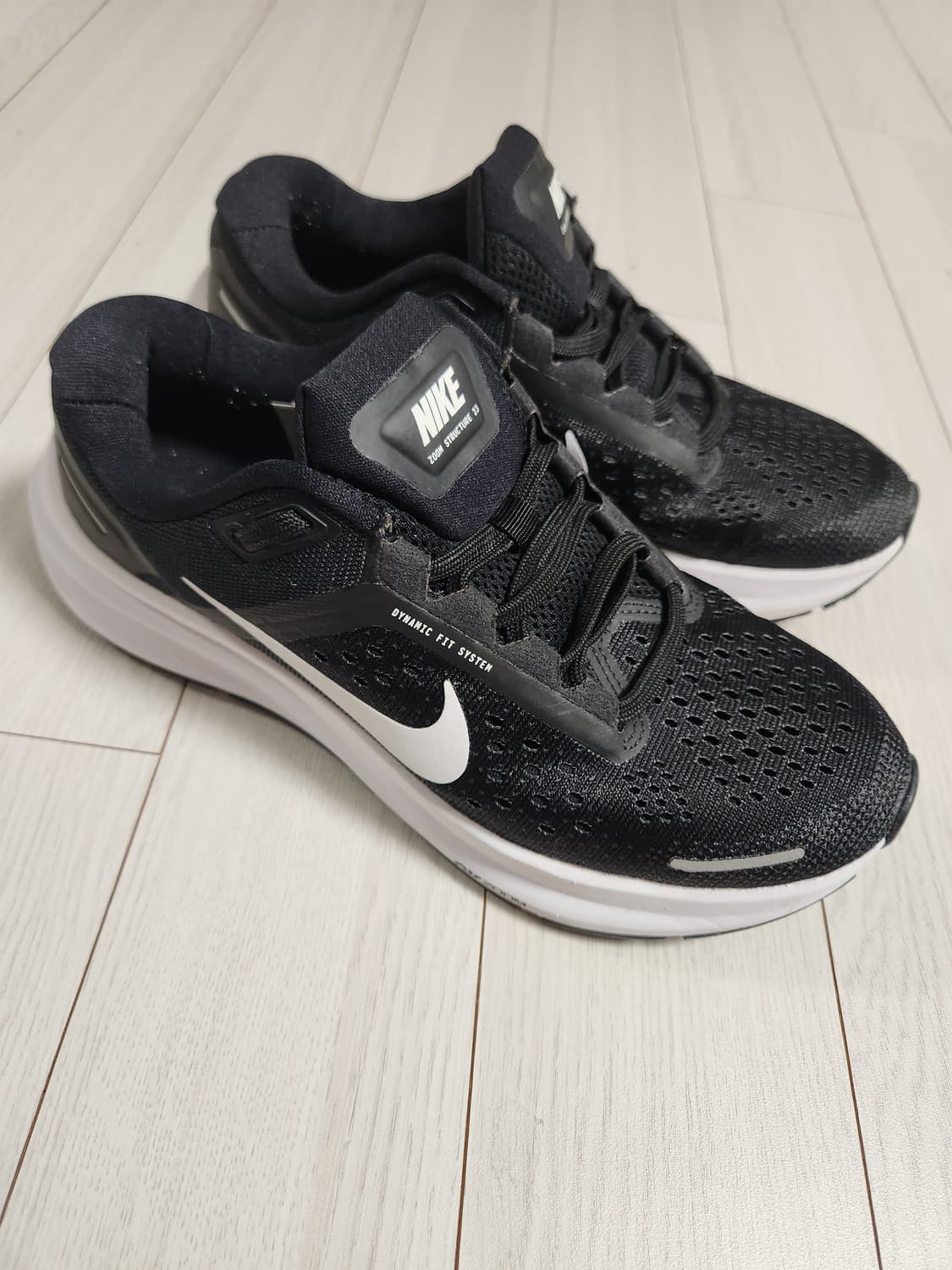 나이키 에어 줌 스트럭처 23 CZ6721-001 사이즈235

러닝화/ 상품이미지3