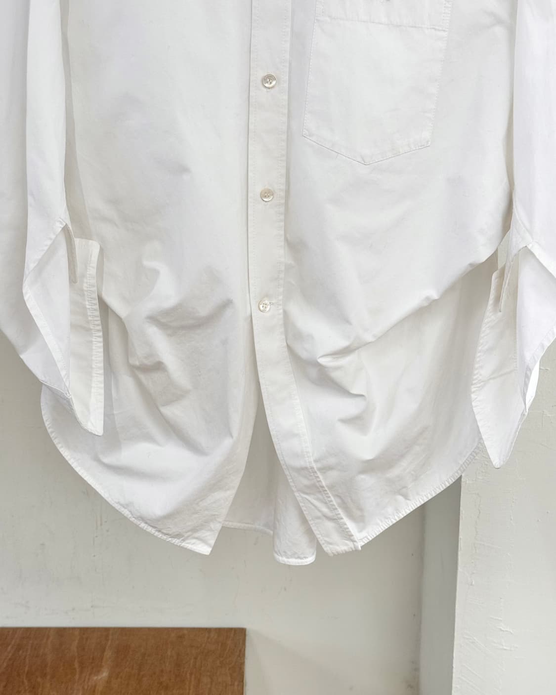 발렌시아가 화이트 볼륨 패턴 포켓 셔츠 상품이미지5