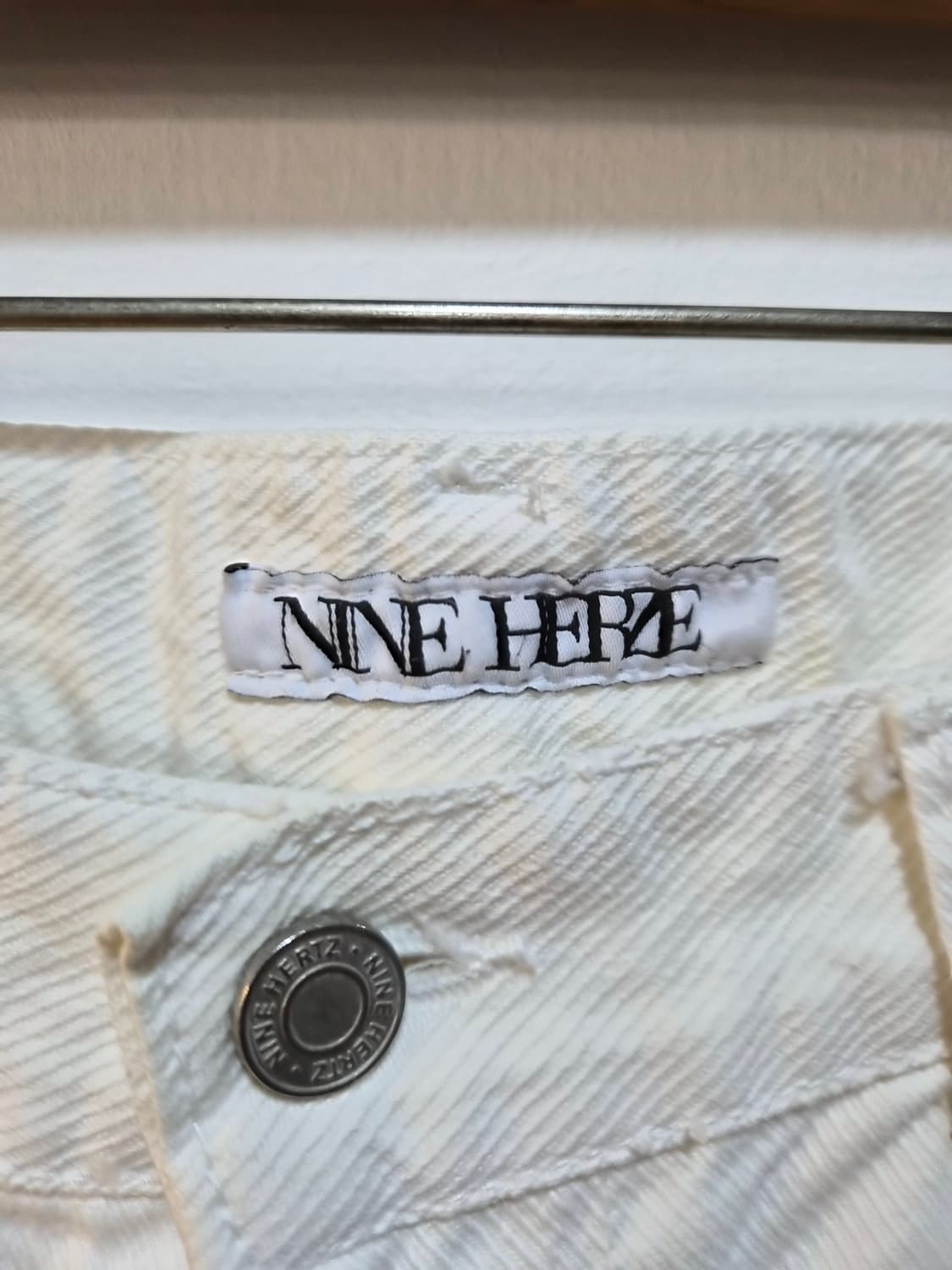 L/34) NINE HERZE 나인헤르제 화이트 데님 팝니다 상품이미지3