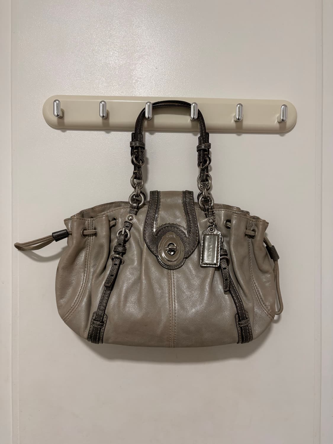 Coach silver glitter hand bag 상품이미지4