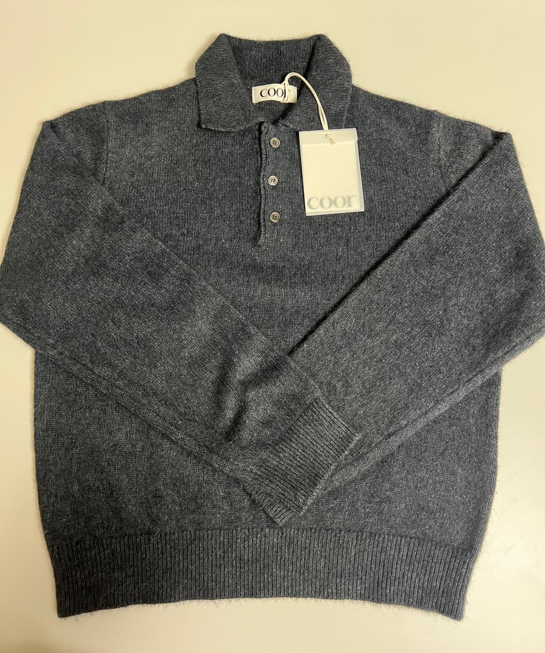 쿠어 라쿤 쓰리 버튼 카라 스웨터 (차콜그레이) 상품이미지1
