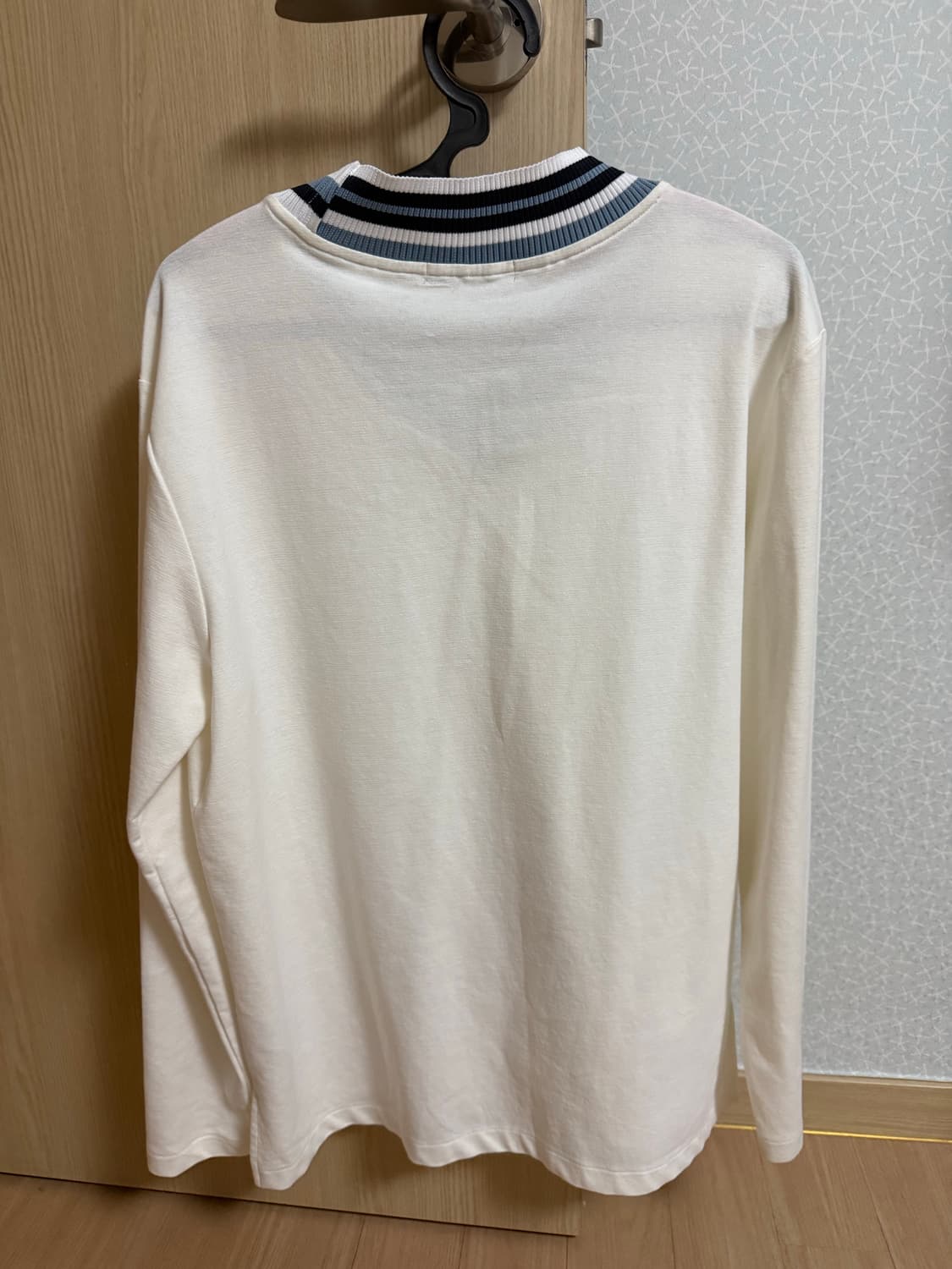 김희철 착장 리버클래시 화이트 브이넥 니트 105 상품이미지4