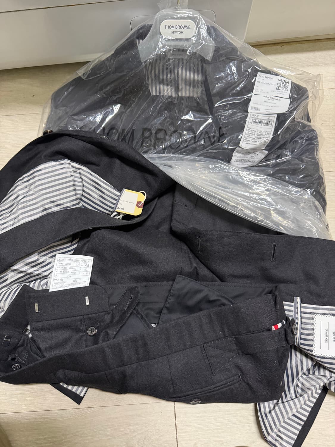 톰브라운 클래식 수트 차콜 상 하의 타이 풀셋트 4사이즈 새상품 팝니다 상품이미지1