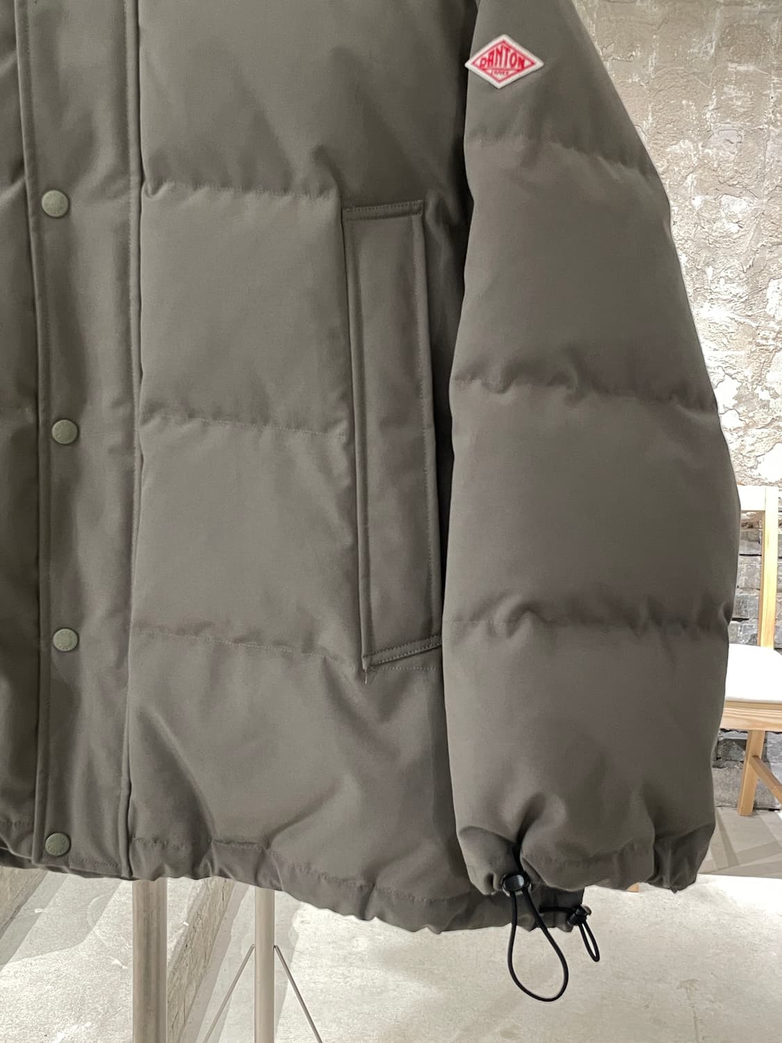 단톤 라이트 카키 덕 다운 패디드 자켓 상품이미지5