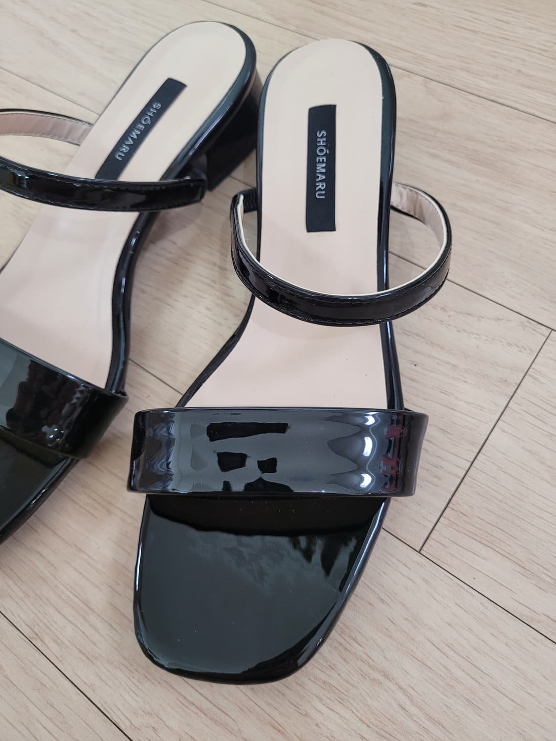 스트랩 샌들 240 에나멜 블랙 상품이미지6