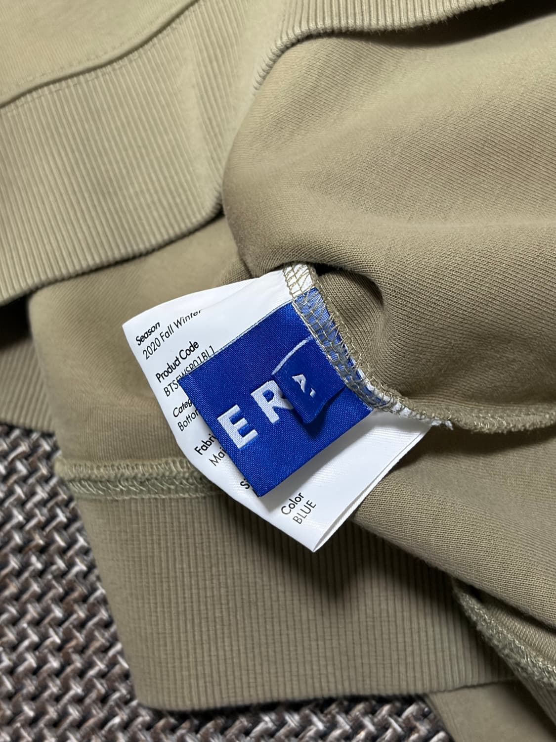 아더에러 테이프 로고 마스크 맨투맨 상품이미지4