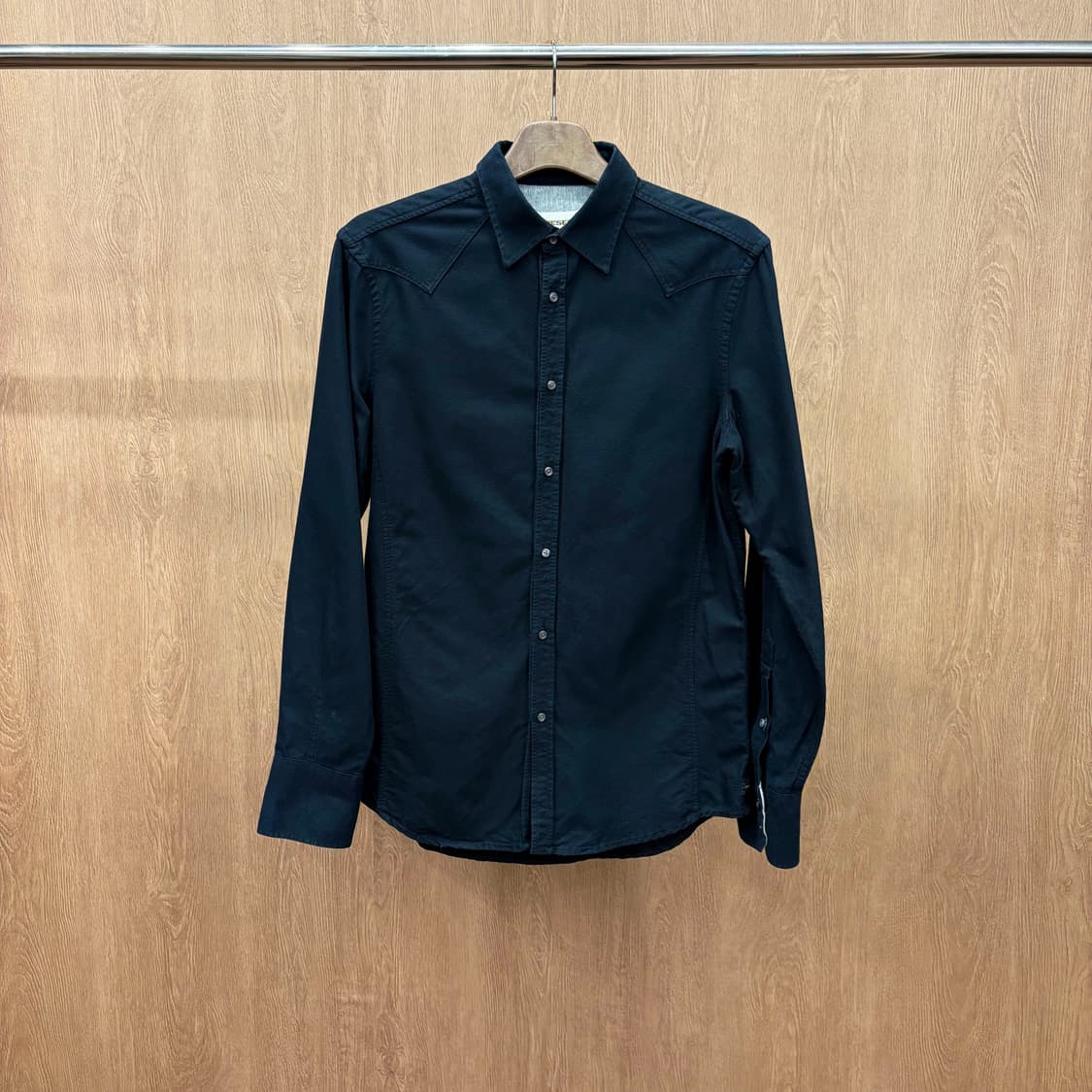 디젤 코튼 긴팔 셔츠 클래식 카라 요크 절개 미니 로고 자수 디테일 블랙 상품이미지2