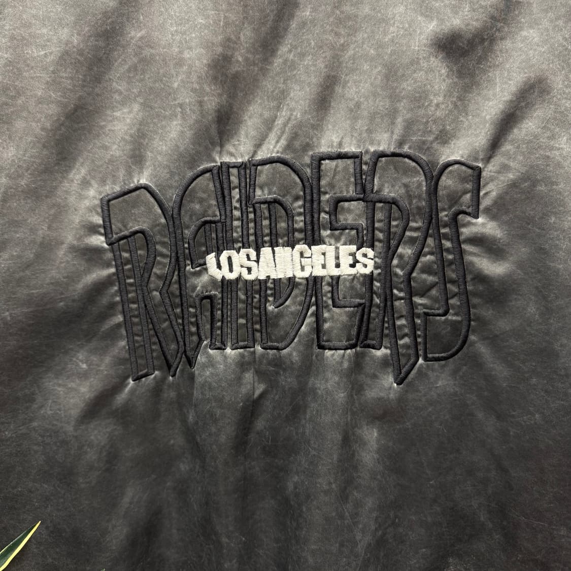 스타터 X NFL 레이더스 플라이트 바시티 자켓 후면 빅로고 포인트 차콜 상품이미지6