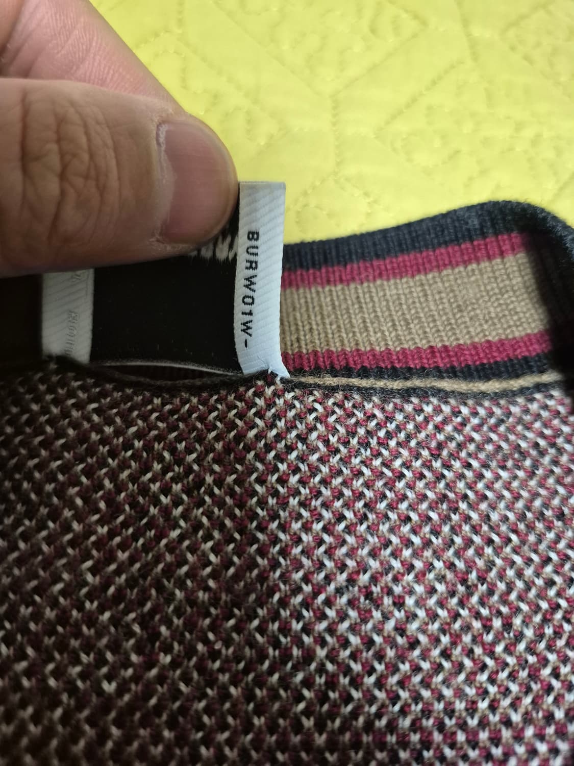 버버리 울 체크 자카드 니트 상품이미지3