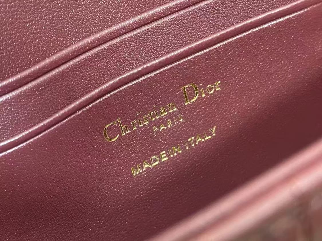 디올 크로스 백시그니처 넝쿨 체크로 클래식한 레터링 참장식
 상품이미지3