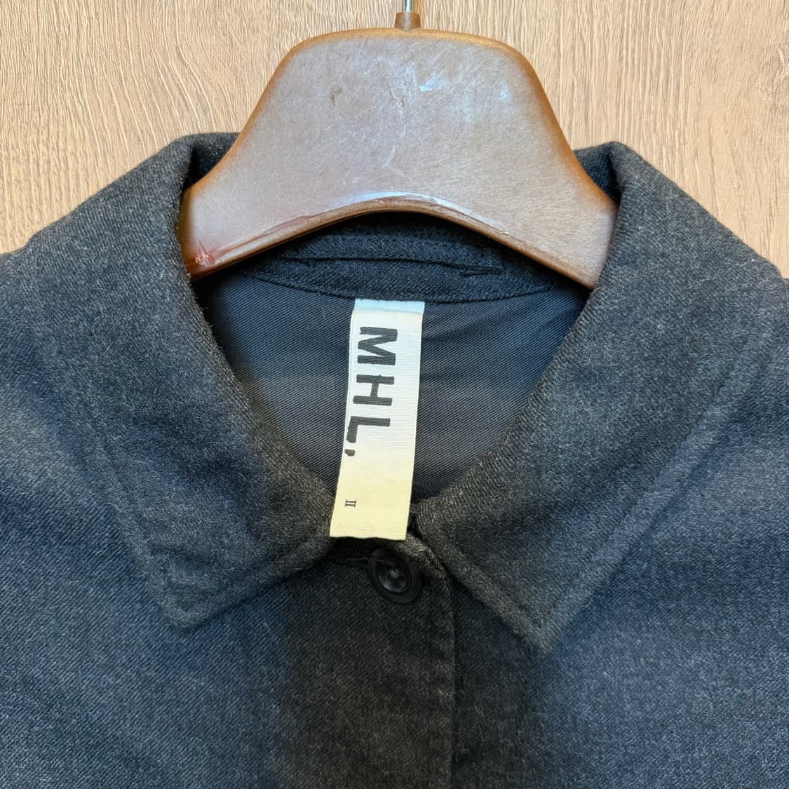 마가렛 호웰 코튼 자켓 버튼 클로징 카라넥 디테일 레귤러핏 블랙 상품이미지5