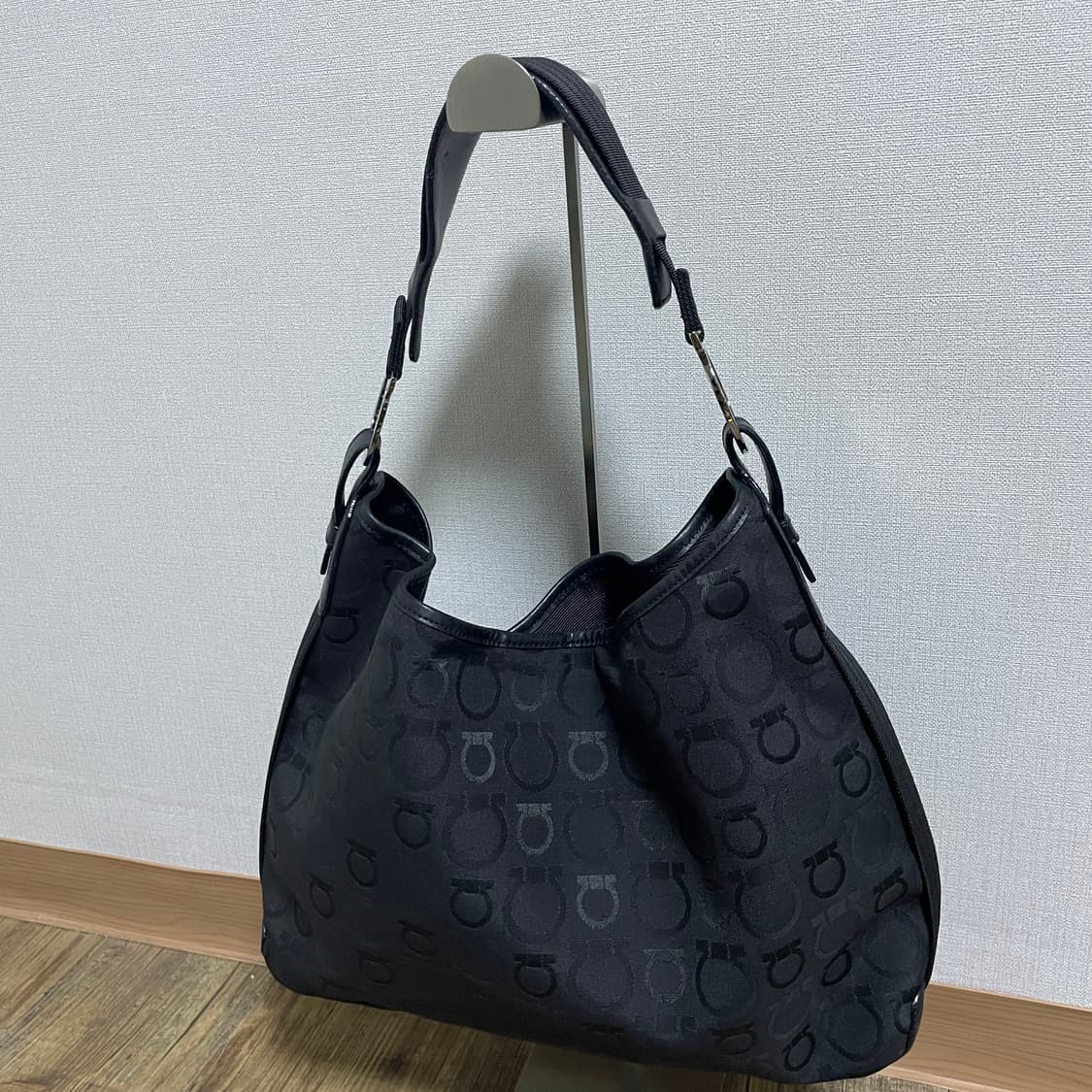 살바토레 페라가모 간니치 로고 호보백 상품이미지2